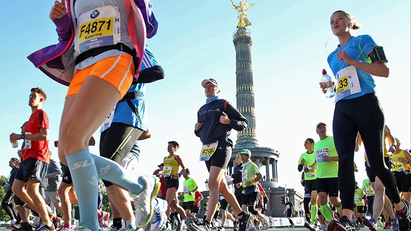 A mulherada marcando presença na Maratona de Berlim. Foto: sportschau.de