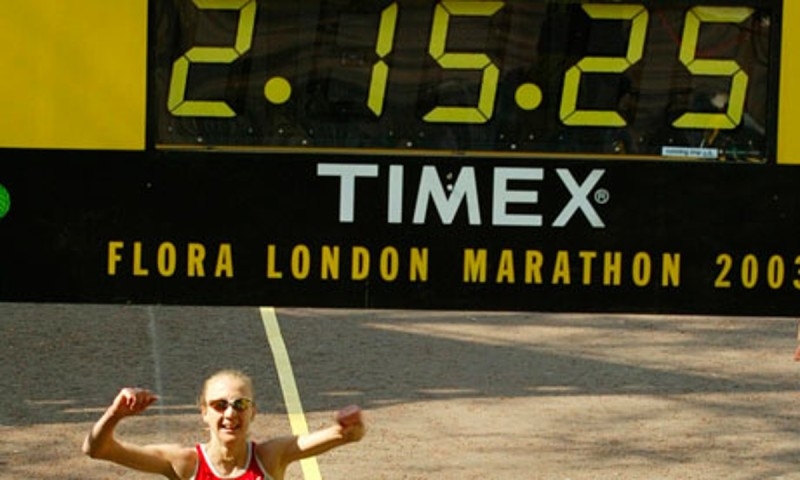 Paula Radcliffe bateu o recorde mundial feminino na Maratona de Londres, em 2003: 2h15min25s