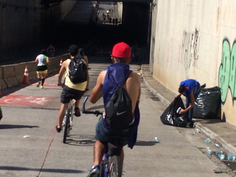 Ciclistas circulando no final do percurso. Que falta de simancol!