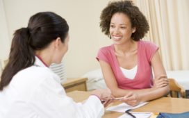 Mulher conversa com médica durante uma consulta