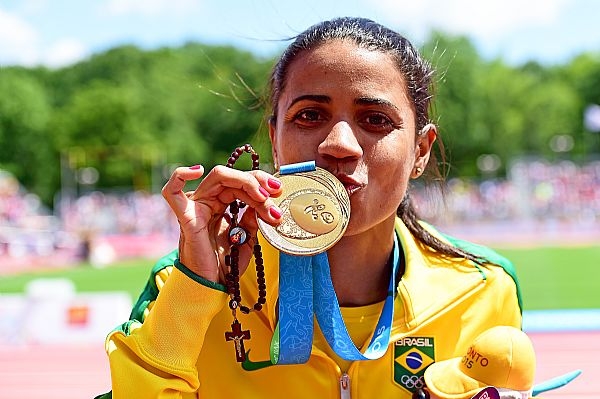 Juliana dos Santos levou o ouro nos 5.000m no Pan 2015, mas vai disputar os 3.000m com obstáculos nos Jogos Olímpicos.